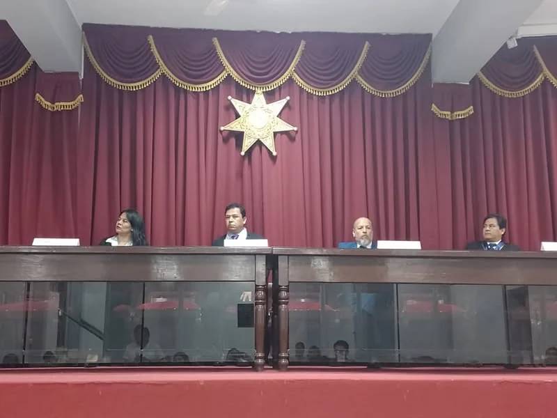 Mesa de autoridades de la actividad académica en el Colegio de Abogados.