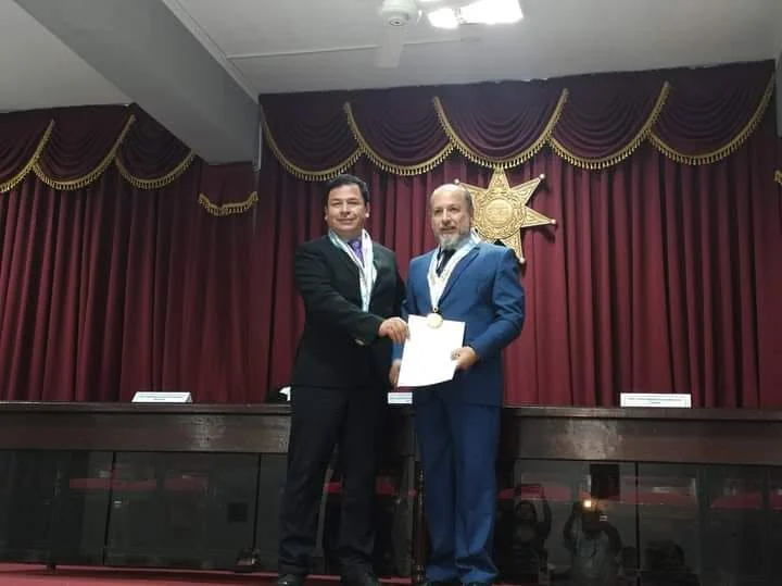 Entrega de un diploma durante el ciclo de conferencias.