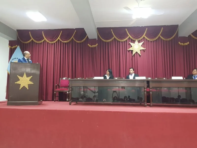 Intervención desde el atril en el ciclo de conferencias del Colegio de Abogados.