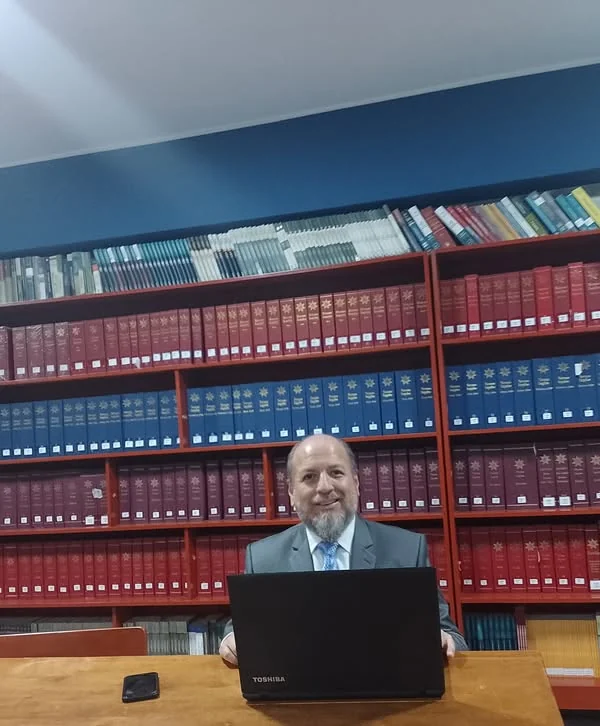 Iván Torres La Torre aparece en pantalla durante una conferencia virtual del Colegio de Abogados.