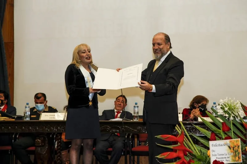 Entrega de un reconocimiento durante la actividad sobre derechos humanos.