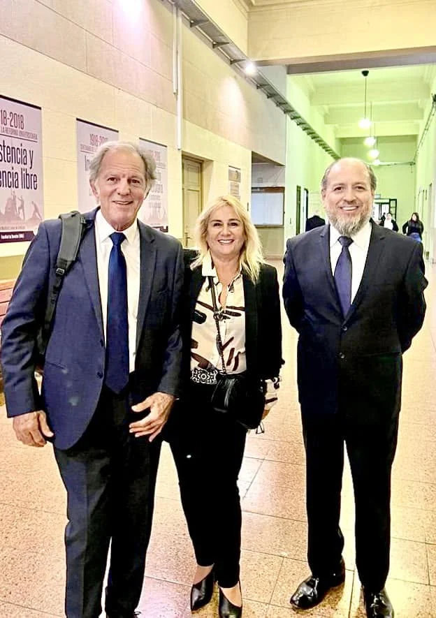 Iván Torres La Torre y Jorge Buompadre junto a una colega durante un encuentro académico.