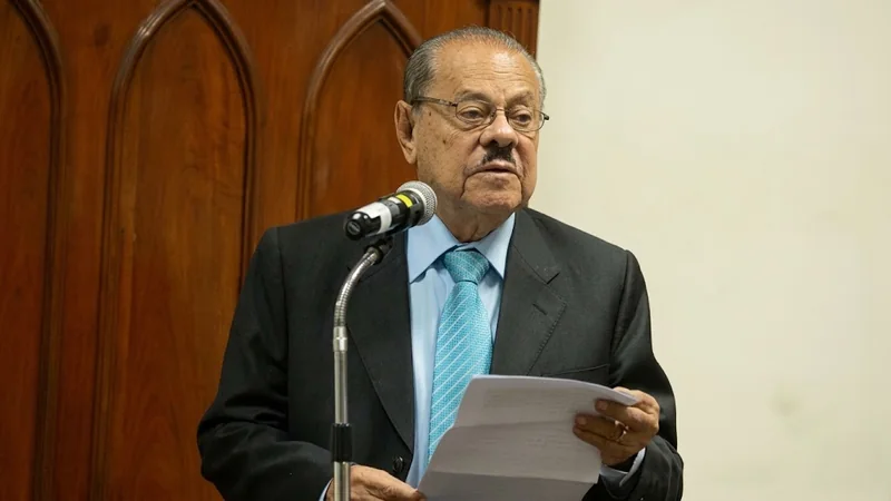 Dr. Luis Eduardo Roy Freyre