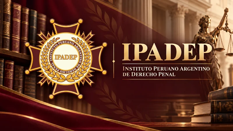 Medalla del IPADEP junto al nombre «IPADEP, Instituto Peruano Argentino de Derecho Penal», sobre un fondo color vino con libros antiguos y una estatua de la Justicia con su balanza